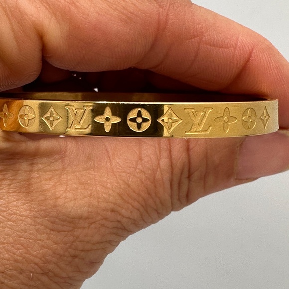 18K Gold Plated Titanium Steel Design Bangle - Picture 4 of 6